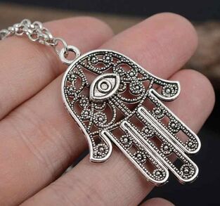 amulet hand of luck